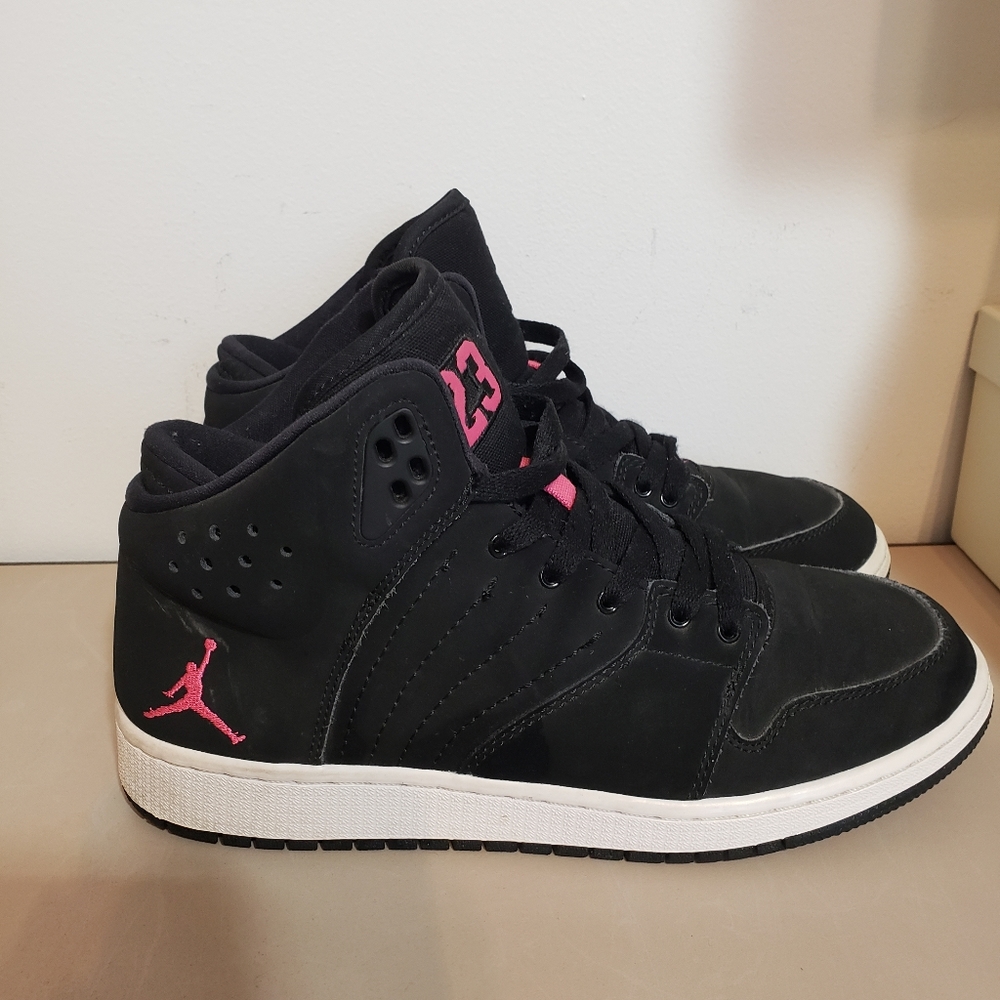 LIKE NEW AIR JORDAN NIKE 7Y black/pink trim